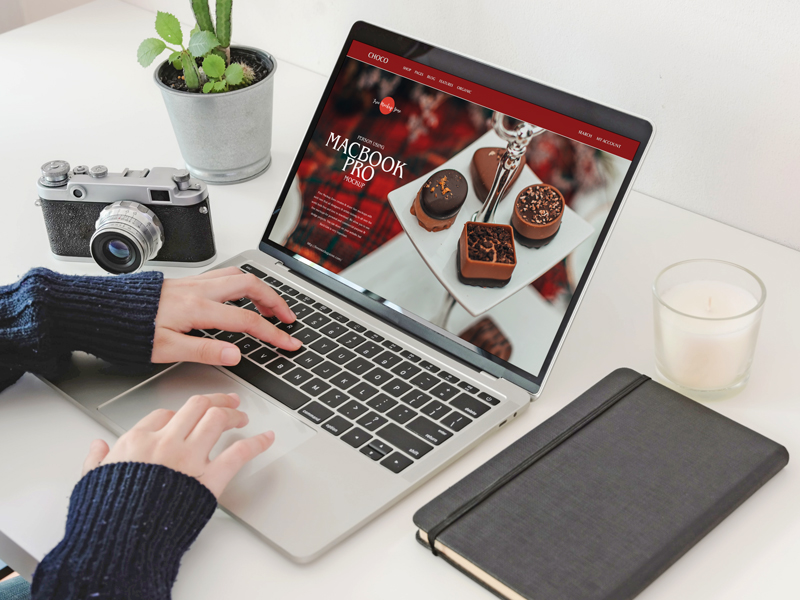 Free-PSD-Person-Using-MacBook-Pro-Mockup