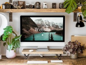 Free-Wooden-Table-Workstation-Website-Mockup